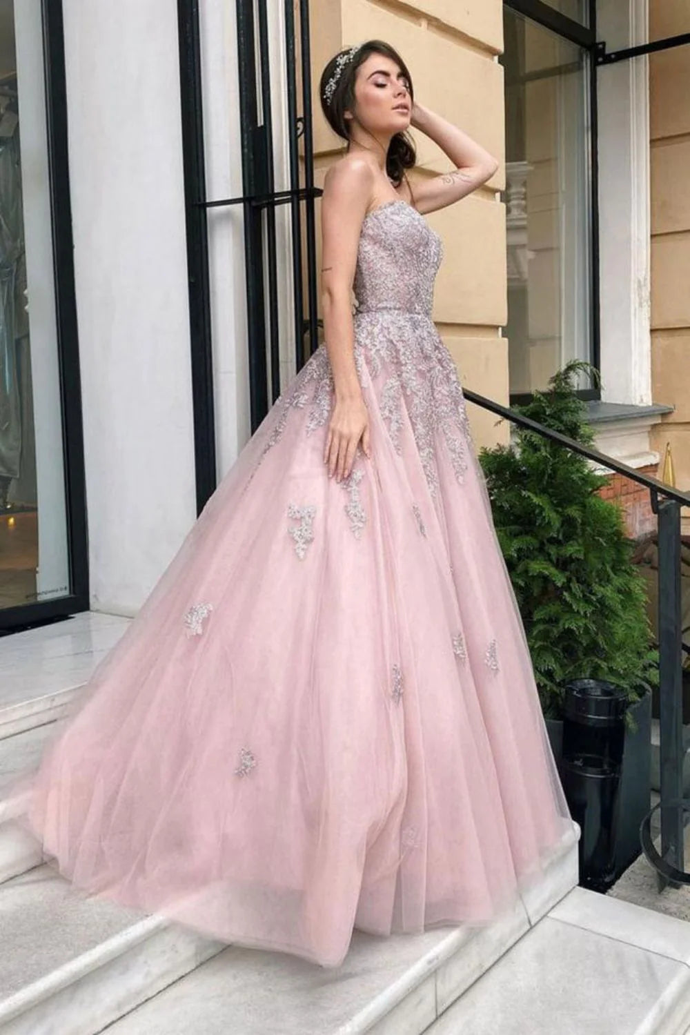 Hermoso vestido de fiesta largo rosa con escote en forma de A y apliques